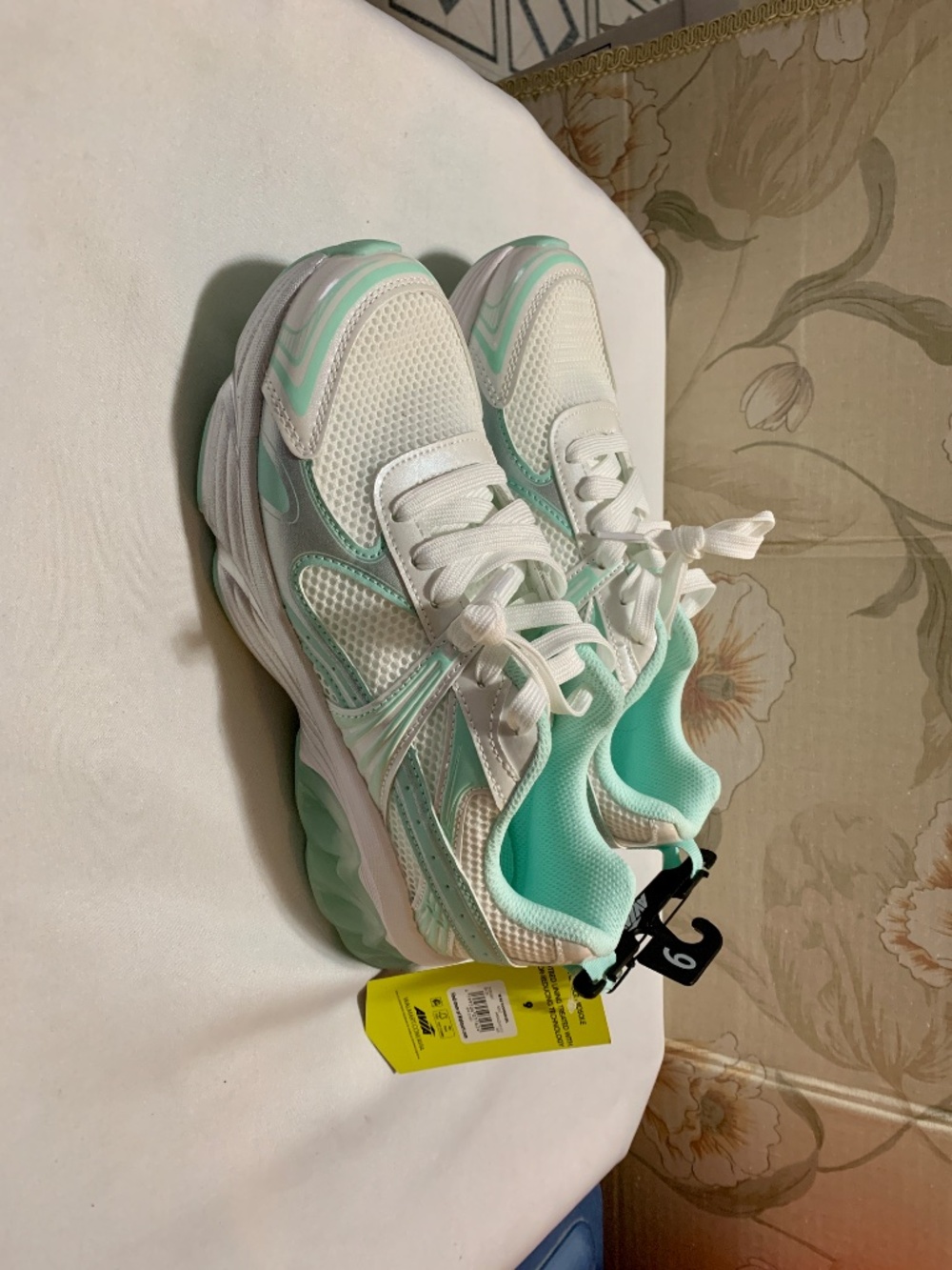 Avia White & Mint Flexible Midsole Sneakers Women's Size 9 New with Tags